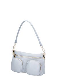 Borsa a tracolla in pelle azzurro chiaro con una texture liscia, dotata di un compartimento principale con zip e due tasche anteriori con zip, valorizzata da dettagli in metallo dorato.