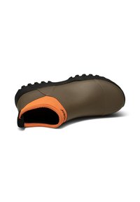 Wodoodporny botek sięgający kostki w oliwkowym zielonym kolorze z pomarańczowym elastycznym kołnierzem, czarną gumową podeszwą i teksturowanym wzorem antypoślizgowym. Gładka powierzchnia, lekka konstrukcja.
