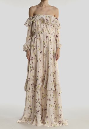 Vestido largo floral con hombros descubiertos, escote con volantes y falda estratificada, con mangas tipo globo transparentes y cintura ceñida.