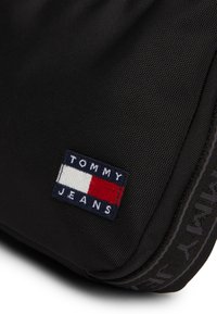 Tommy Jeans DAILY SHOULDER BAG - Torbica - black