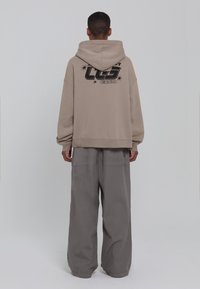 LOW LIGHTS STUDIOS® Jersey con capucha - beige