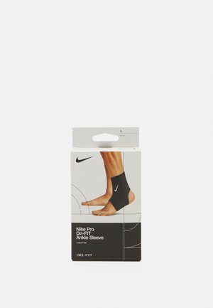 Mediu pentru gleznă Nike Pro Dri-FIT, de culoare neagră, cu un design ajustat și un călcâi deschis, material respirabil și un logo alb proeminent.