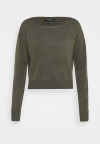 Oliwkowy, krótki sweter z dzianiny, z szerokim dekoltem w łódkę oraz długimi rękawami z ribbowanymi mankietami i dołem. Widoczna etykieta marki.