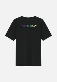 Zwart katoenen T-shirt met korte mouwen en een regenboogkleurige tekst "LIVE TODAY" op de achterkant.