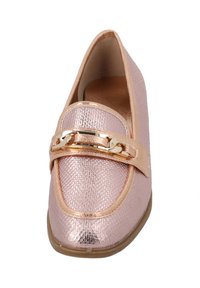 Mocasines de color rosa dorado con un acabado texturizado, que presentan un detalle de cadena metálica dorada en la parte superior. Punta redondeada y suela de perfil bajo.
