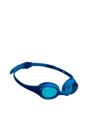 Gafas de natación ajustables azules con lentes tintadas y una correa flexible aisladas sobre un fondo blanco.