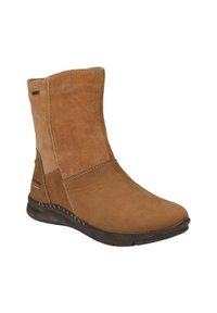 Beżowe zamszowe botki za kostkę z okrągłym noskiem, detalami w bocznych szwach i gumową podeszwą. Posiadają kontrastowe teksturowane panele oraz widoczne przeszycia.