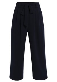 Marinblå vida byxor med bälte i midjan, plisserad front och slät tygstruktur. Ankel-långa med skräddarsydd silhuett.