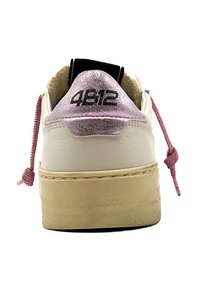 Sneaker bianco con una tomaia in pelle texturizzata, tassello sul tallone color metallo viola e lacci rosa. Presenta una punta tonda e una suola in gomma beige.