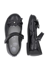 Svarta lackläderballetskor med rund tå, blomstertillbehör och justerbart rem. Inuti finns en texturerad grå innersula.