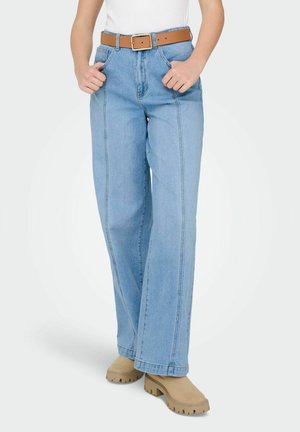 Jeans de pierna ancha en azul claro con cintura alta, forma recta, costuras de contraste, bolsillos delanteros y cinturón marrón con hebilla metálica.