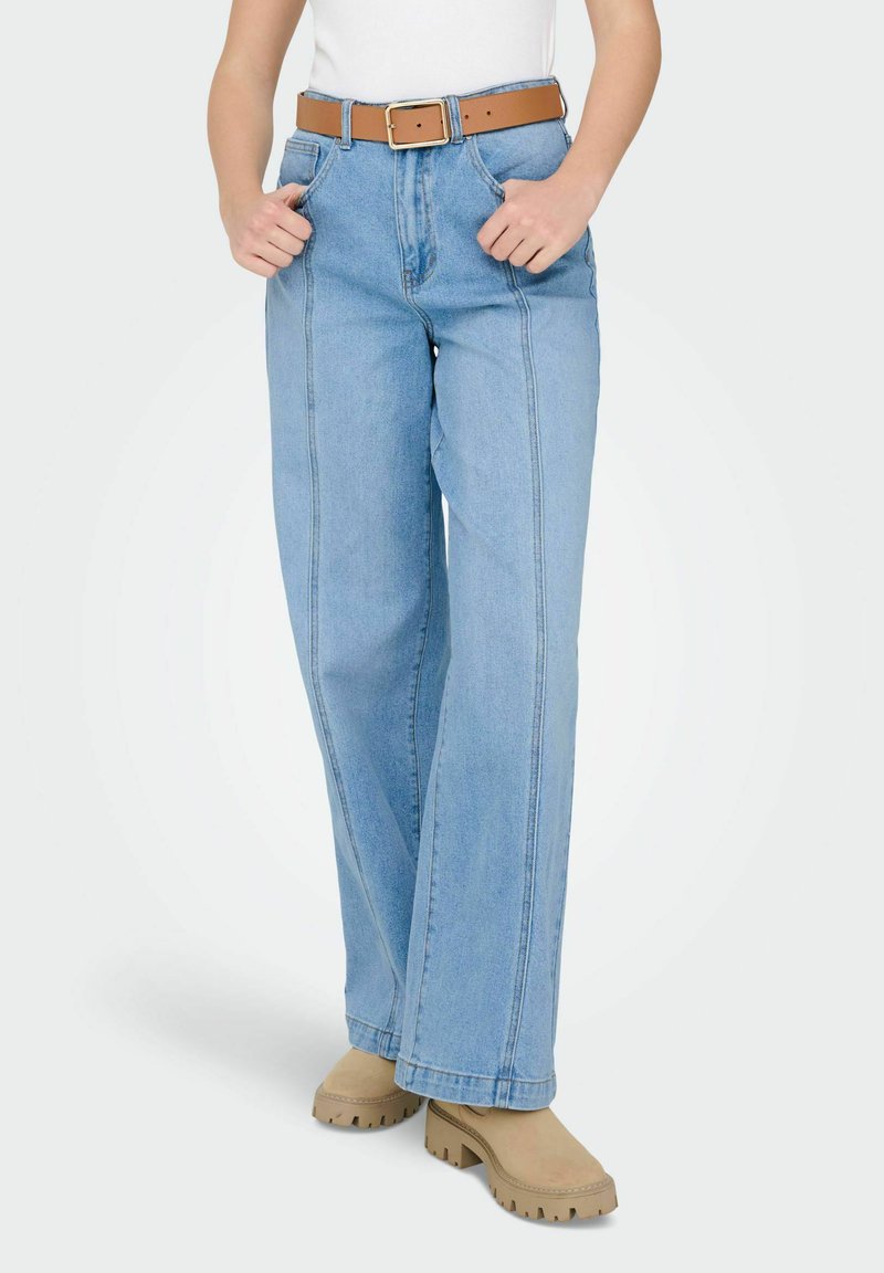 Světle modré džíny se širokými nohavicemi mají vysoký pas, rovný střih, kontrastní švy, přední kapsy a hnědý pásek s kovovou sponou.