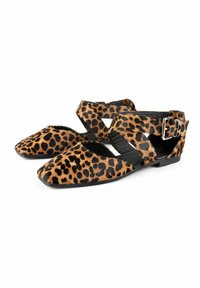 Baletanke s uzorkom leoparda, s uskim vrhom, crnim remenom s kopčom i ravnim đonom. Izrađene od teksturiranog materijala, s istaknutim crnim mrljama na bež podlozi.