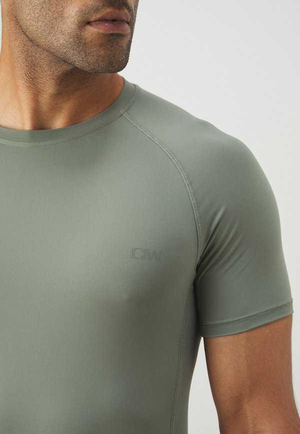 STRIDE MUSCLE FIT MEN - Sports T-shirt3