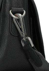 Schwarze Lederhandtasche mit strukturiertem Oberflächen, Metallbeschlägen und einem stabilen Clip mit einem grauen Tragegurt. Nahaufnahme der Verschlussdetails der Tasche.