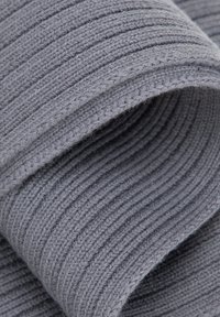 Tissu en tricot côtelé gris, doté d'une texture douce et de rayures verticales distinctes, présentant une finition lisse et une légère élasticité.