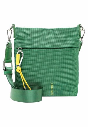 Sac bandoulière vert texturé avec sangle ajustable, fermoirs métalliques argentés et détail tirette de fermeture éclair jaune, nom de la marque imprimé en doré à l'avant.