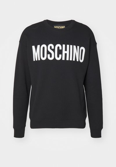 Sudadera negra hecha de tejido suave, con un logo blanco de "MOSCHINO" en la parte frontal, cuello redondo y puños y dobladillo de canalé.