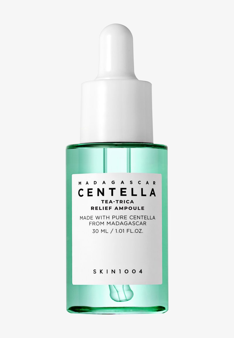 Madagascar Centella Tea-Trica Relief Ampoule, 30 ml, met een doorzichtig glazen flesje met groene vloeistof en een witte druppelaar. Etikettekst inbegrepen.