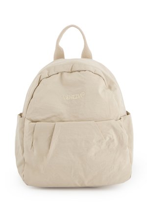 Beige blød stofrygsæk med forlomme og vævet håndtag, mærket "VENEZIA" på den øverste forreste del, vist mod en hvid baggrund.