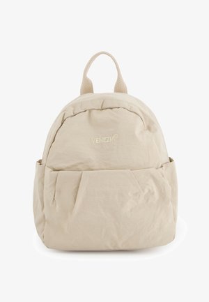 Beige blød stofrygsæk med forlomme og vævet håndtag, mærket "VENEZIA" på den øverste forreste del, vist mod en hvid baggrund.
