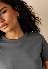 Next ESSENTIAL CREW NECK T-SHIRTS 3 PACK - Triko s potiskem - animal print natural neutral grey
