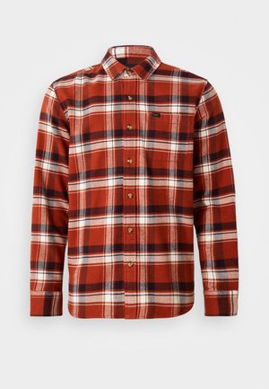 Camisa de xadrez em vermelho e preto de mangas longas, feita de flanela, com colarinho abotoado e botões de latão; inclui um pequeno logotipo no peito.