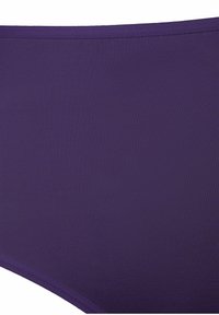 Paarse high-waisted bikini onderkant van geribbelde stof, met een gladde textuur en zonder zichtbare patronen of hardware-details.