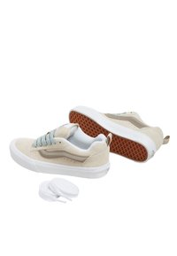 Sneaker beige in suede con suole in gomma bianca e lacci azzurri. Presentano un accento di design in tonalità marrone chiaro e una suola esterna testurizzata marrone. Include lacci extra.