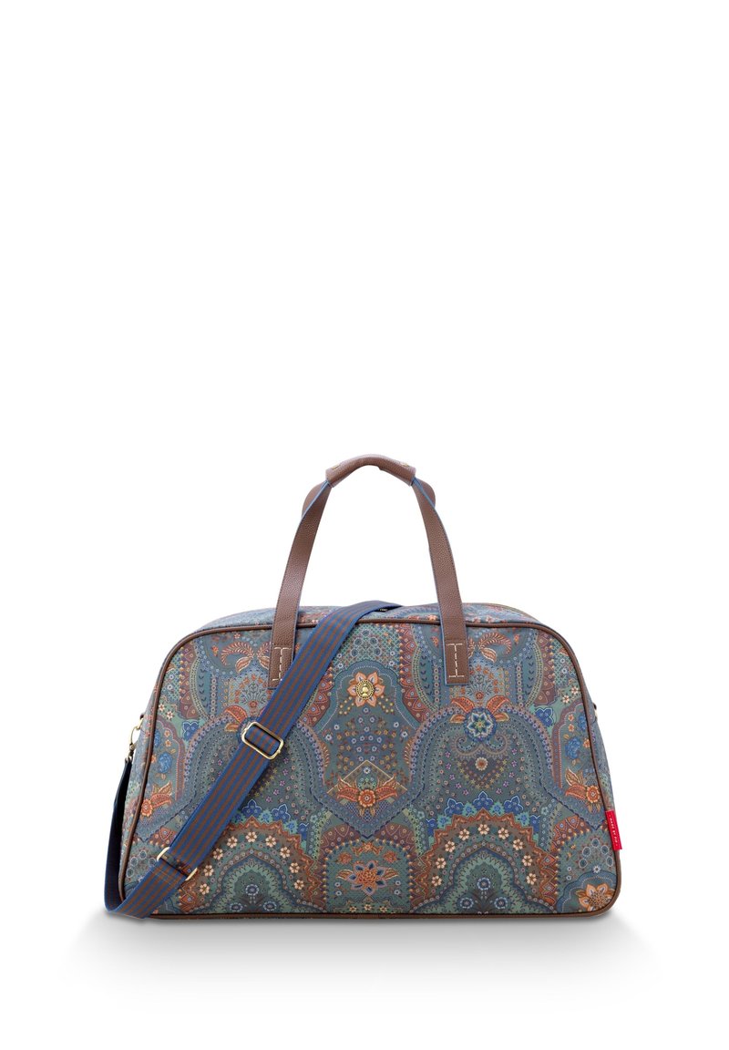 Reise-Dufflebag mit braunen Griffen, verstellbarem blauen Riemen und einem aufwendigen Paisleymuster in Blau, Orange und Grün.