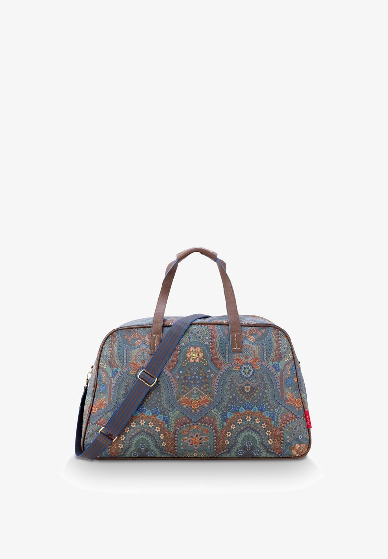Reise-Dufflebag mit braunen Griffen, verstellbarem blauen Riemen und einem aufwendigen Paisleymuster in Blau, Orange und Grün.