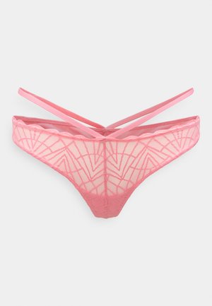 String en dentelle rose avec motif géométrique et bords festonnés, doté de fines bretelles croisées à l'arrière pour un design délicat.