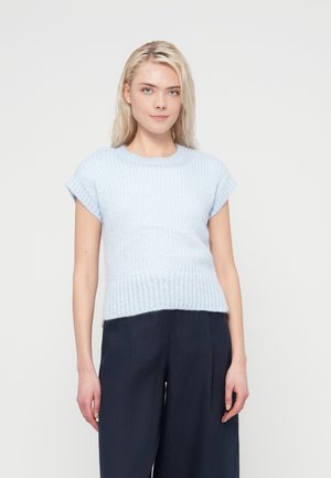Pull court à manches courtes bleu clair en maille avec un motif texturé et un ourlet côtelé, associé à un pantalon large marine.