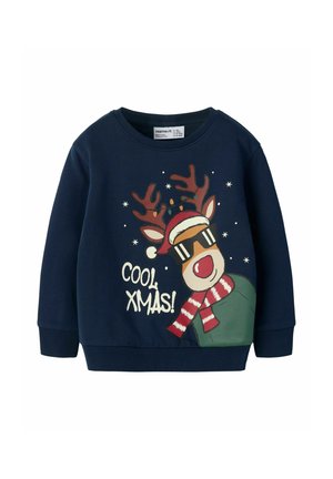 Otroški mornarsko modri pulover z jelenom, ki nosi sončna očala, božično kapo, rdeče-bel šal in besedilo "COOL XMAS!" s majhnimi zvezdicami okoli.