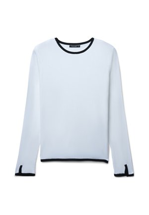 Maglione bianco a maglia con maniche lunghe, colletto rotondo a contrasto nero e bordi delle maniche in nero, con piccole fessure laterali nella parte inferiore.