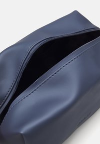 Rains WASH BAG SMALL UNISEX - Toalettmappe - bay