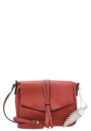 Sac bandoulière en cuir rouge avec rabat avant, détail de sangle nouée, bandoulière réglable et porte-clés en forme de plume argentée.
