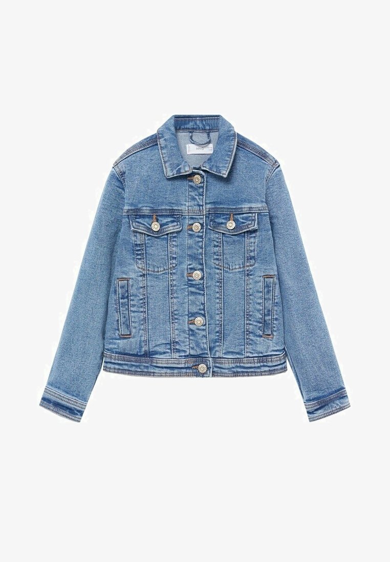 Lys blå denimjakke med knapper foran, to brystlommer med klap, sidelommer og lange ærmer.