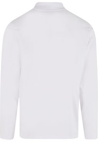Camisa blanca de manga larga y cuello. Hecha de algodón, presenta una textura suave y un diseño minimalista. Sin patrones ni acentos visibles.