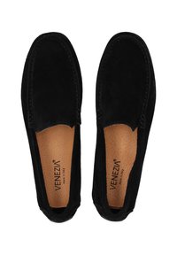 Sorte ruskind loafers med en glat tekstur, rund tå, elastiske sidepaneler og en polstret indersål, prydet med "VENEZIA" branding.