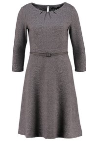 Robe grise mi-genou avec motif en zigzag, manches trois-quarts, encolure ronde, bouton en forme d'œillet et fine ceinture à la taille.