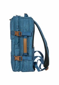 Sac à dos en tissu bleu de forme rectangulaire, avec des fermetures en plastique marron, des bretelles réglables et une surface texturée. Dispose d'une poignée sur le côté.
