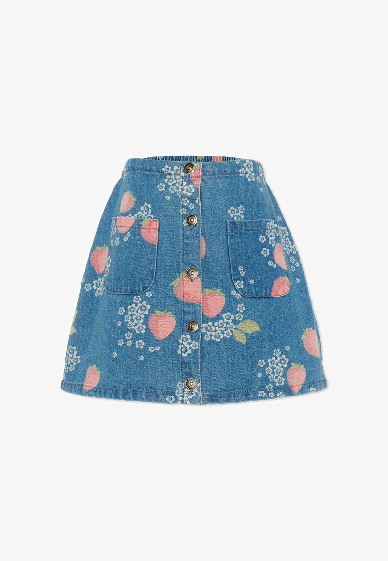 Denim A-lijn rok met knopen aan de voorkant, twee opgestikte zakken en een roze aardbei- en wit bloemenprint op blauw stof.
