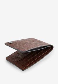 Braune Lederbörse mit strukturierter Oberfläche, ausgestattet mit einem eleganten schwarzen Rand, mehreren Kartenfächern und einem minimalistischen Design.