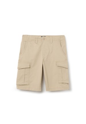 Shorts cargo beiges en coton, dotés de multiples poches latérales, de passants de ceinture à l'avant et d'une fermeture à bouton. Texture lisse et design pratique.