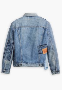 Leren spijkerjasje in lichtblauw met een klassieke kraag, lange mouwen en meerdere patchdetails; inclusief een leren merklabel.
