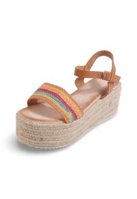 Sandales à plateforme en cuir marron avec une lanière tressée multicolore en textile. La semelle présente des détails en corde de jute naturel.