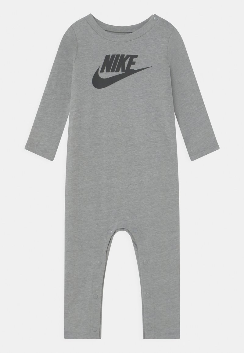 Montrer en coton gris à manches longues avec un logo Nike noir sur le devant, comportant des boutons-pression à l'épaule et aux ouvertures des jambes.