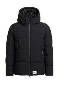 Schwarze gepolsterte Winterjacke mit Frontreißverschluss, zwei seitlichen Reißverschlusstaschen, verstellbare Kapuze mit Kordelzügen und Markenlabel an der unteren Vorderseite.