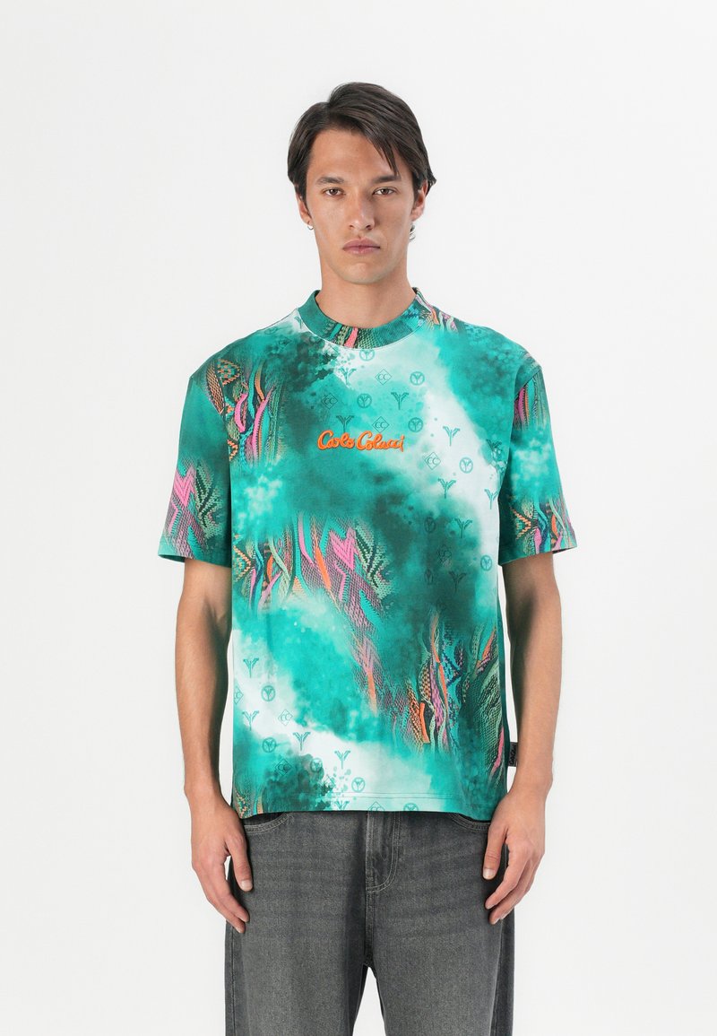 Kurzarmhemd in Teal-Gradient mit abstrakten Mustern in Pink und Grün. Verfügt über einen runden Ausschnitt und ein "Cuba Club"-Logo in Orange.
